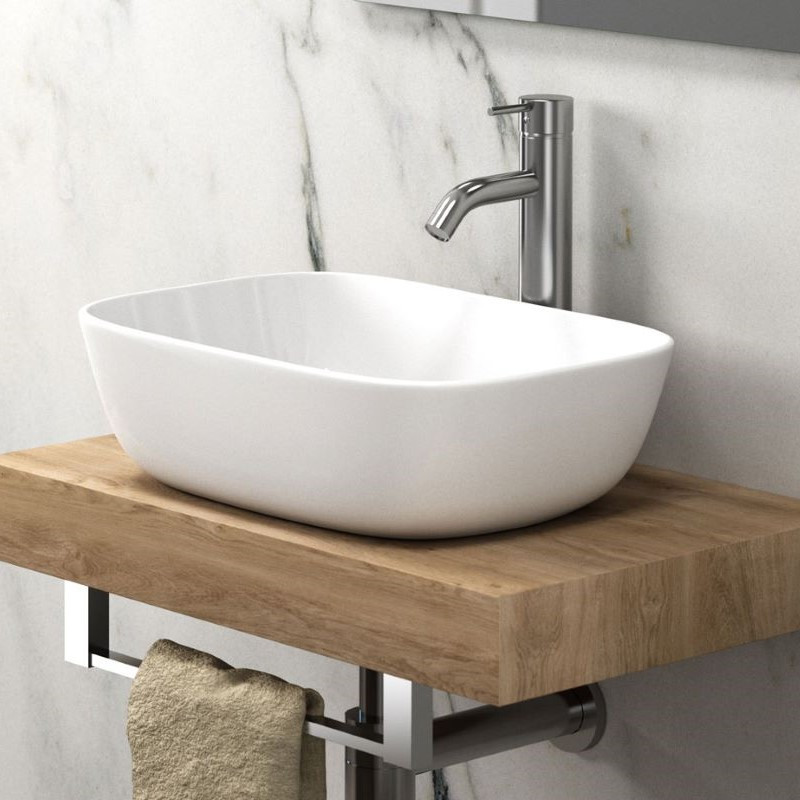 vasque-rectangulaire-ceramique-blanche-Avignon-46x33-cm-posée-sur-un-plateau-en-bois