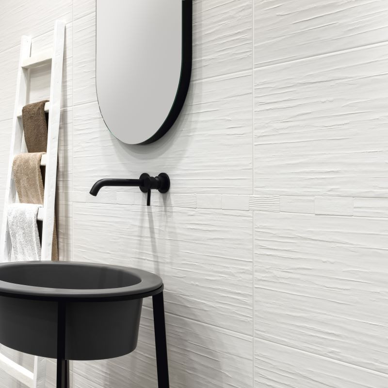mur-salle-de-bains-faience-33x100-comfort-G-scratch-white-mat-relief 2