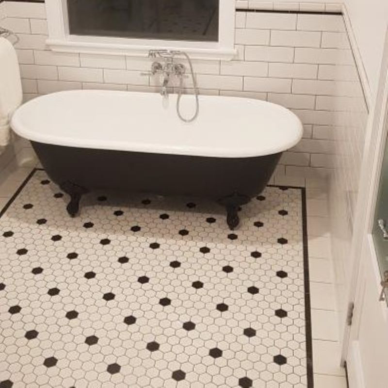 mosaique-hexagonale-55x62-mm-noir-blanc-decor-03-sol-salle-de-bains-avec baignoire-ilot