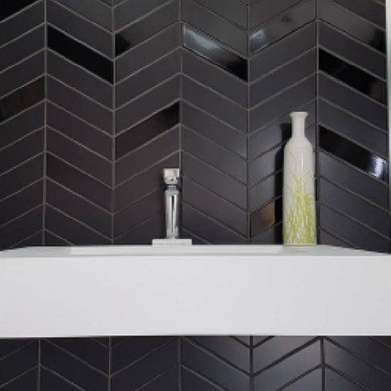 faience-chevron-wall-black-brillant-et-mat-right-left-186x52-mm-murs-salle-de-bains