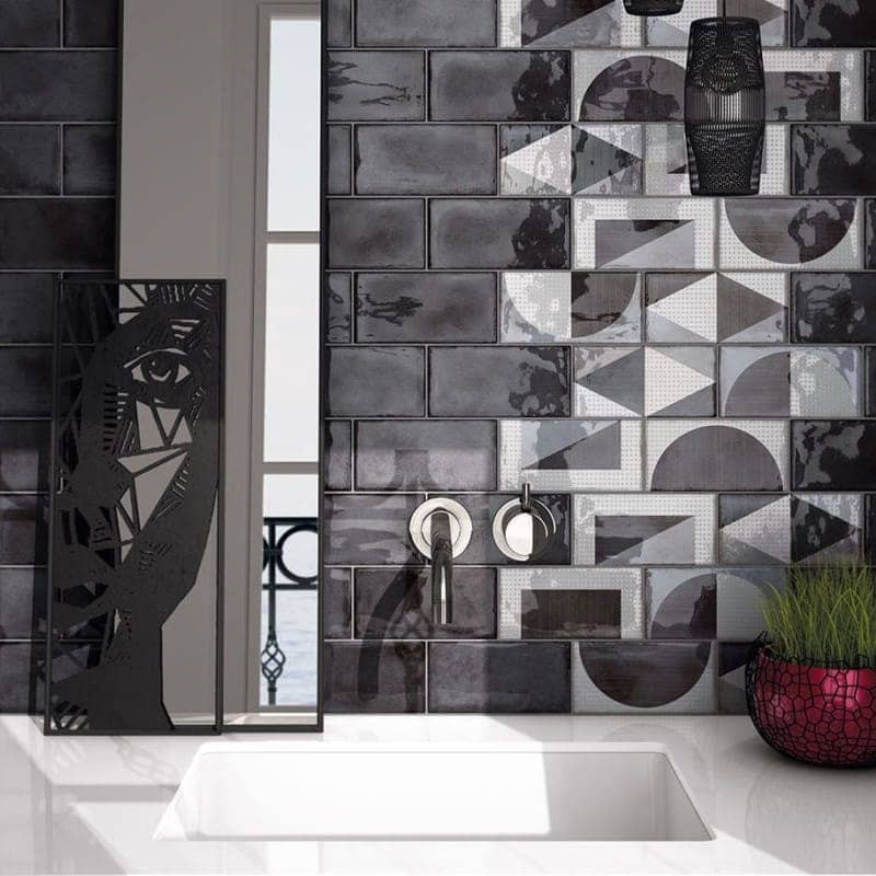 carrelage-mural-splendours-75x150-noir-brillant-et-decor-random-grey-75x150-sur-mur-derriere-vasque-blanche-moderne
