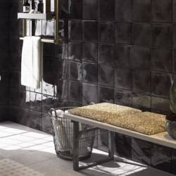 mur-salle-de-bains-art-deco-faience-vintage-bosselee-splendours-black-15x15-noir-brillant