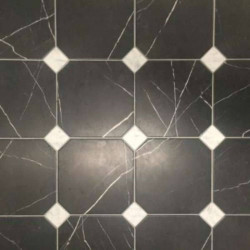 carrelage-octogonal-marbre-noir-octagon-marmol-negro-20x20-cabochon blanc-mat