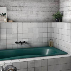Salle-de-bains-avec baignoire-verte-et-faience-facon-zellige-blanc-132x132-mm-brillant