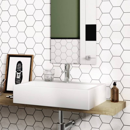 carrelage-mural-scale-white-matt-124x107-hexagone-sur-le-mur-derriere-un-miroir-de-salle-de-bains