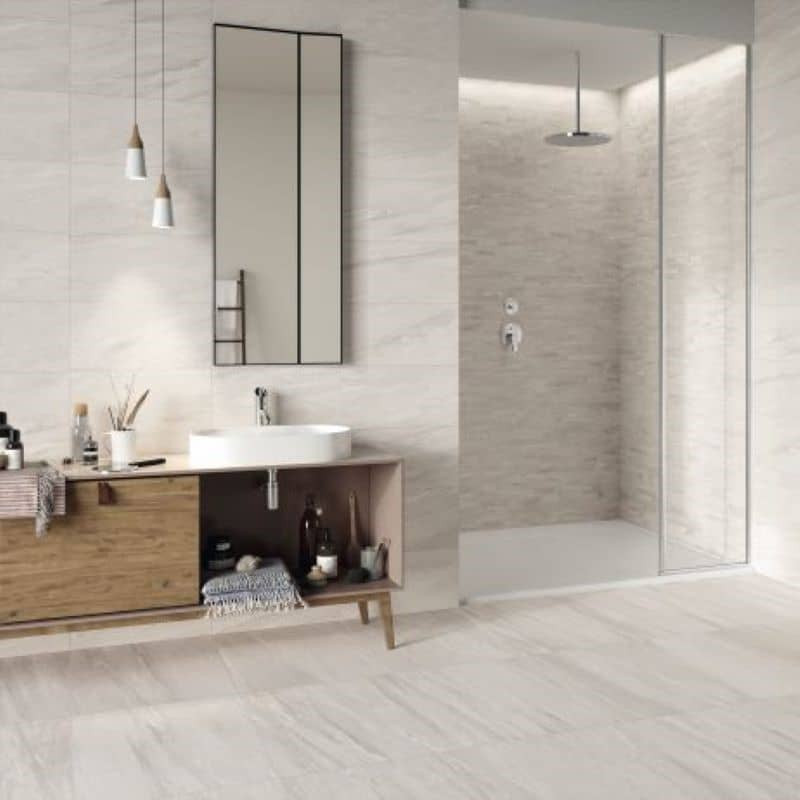 salle-de-bains-carrelage-sol-et-murs-imitation-pierre-blanche-comfort-s-avec-mosaique-dans-la douche