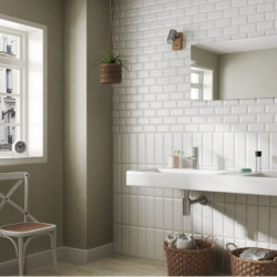 mur-salle-de-bain-avec-faience-carreau-metro-blanc-brillant-75x150-mm
