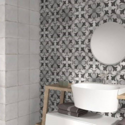 Murs-salle-d-eau-carreau-blanc-creme-nuance-effet-vieilli-epoque-blanco-et-carreau-a-motif-223x223
