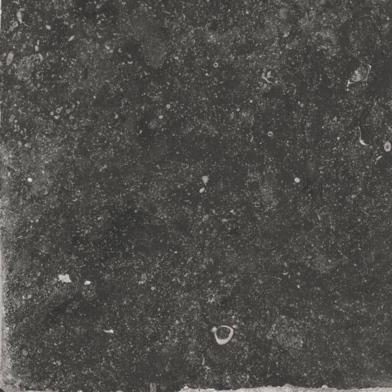 carrelage-effet-pierre-moderne-noire-vibes-90x90-mat-nuance