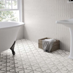 sol-salle-de-bains-retro-baignoire-ilot-sur-pied-et-carrelage-tomette-hexagone-decor-marbre Carrara-Mat-Flow-175x200-mm