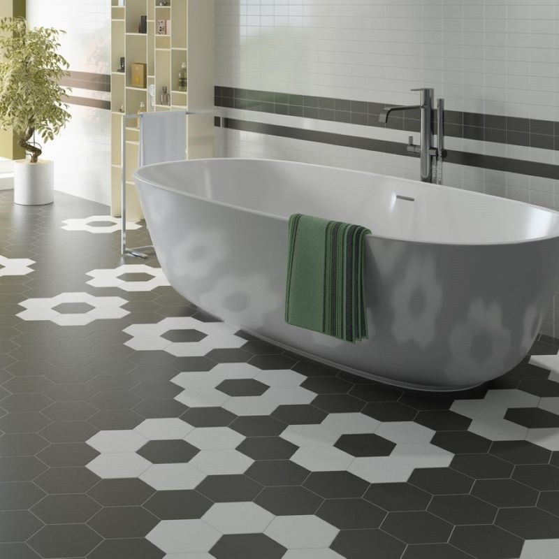 sol-salle-de-bain-moderne-avec-baignoire-ilot-carrelage-hexagonal-hexatile-blanc-noir-mat-175x200-mm