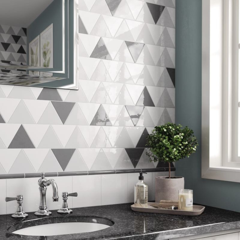 Carreau-triangulaire-Scale-white-et-black-brillant-108x124-mm-triangolo-mur-salle-de-bains-moderne