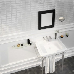 lavabo-rétro-dans-une-salle-de-bains-carrelée-en-carreaux-métro-blanc