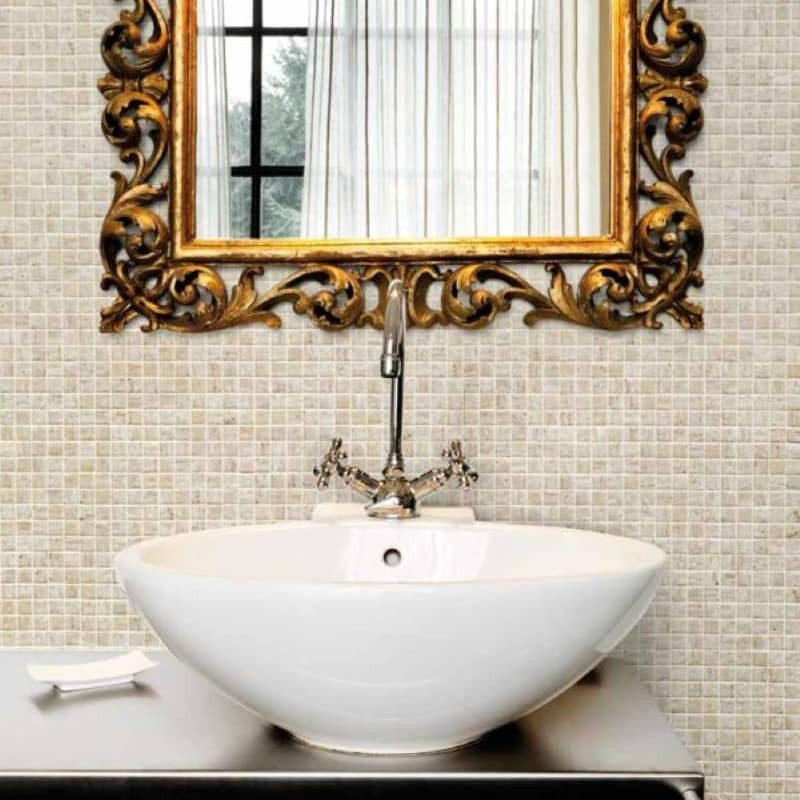 salle-de-bains-avec-mur-en-mosaique-aspect-pierre-25x25-travertino