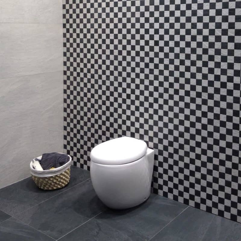 carrelage-mosaique-5x5-damier-noir-et-blanc-aspect-pierre-Filita-black-white-trame-de-30x30-aux-murs-d-un-wc