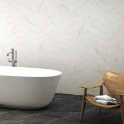 carrelage-marbre-blanc-calacatta-70x40-diamond-chevron-sol-salle-de-bains-avec-baignoire-ilot-moderne