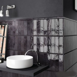 carrelage-vernisse-noir-nuance-60x246-mm-aspect-bossele-en-murs-de-salle-de-bains-Tribeca-Basalt