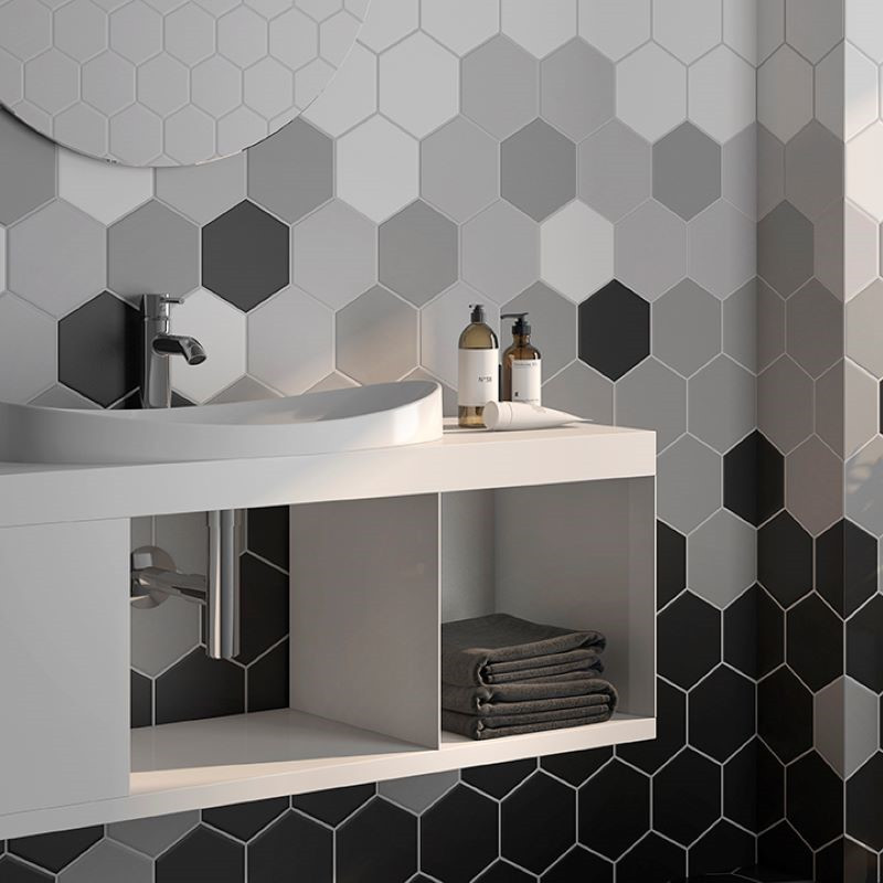carrelage-hexagonal-aux-murs-d-une-salle-de-bains-blanc-mat-14x16-pour-sol-et-mur-