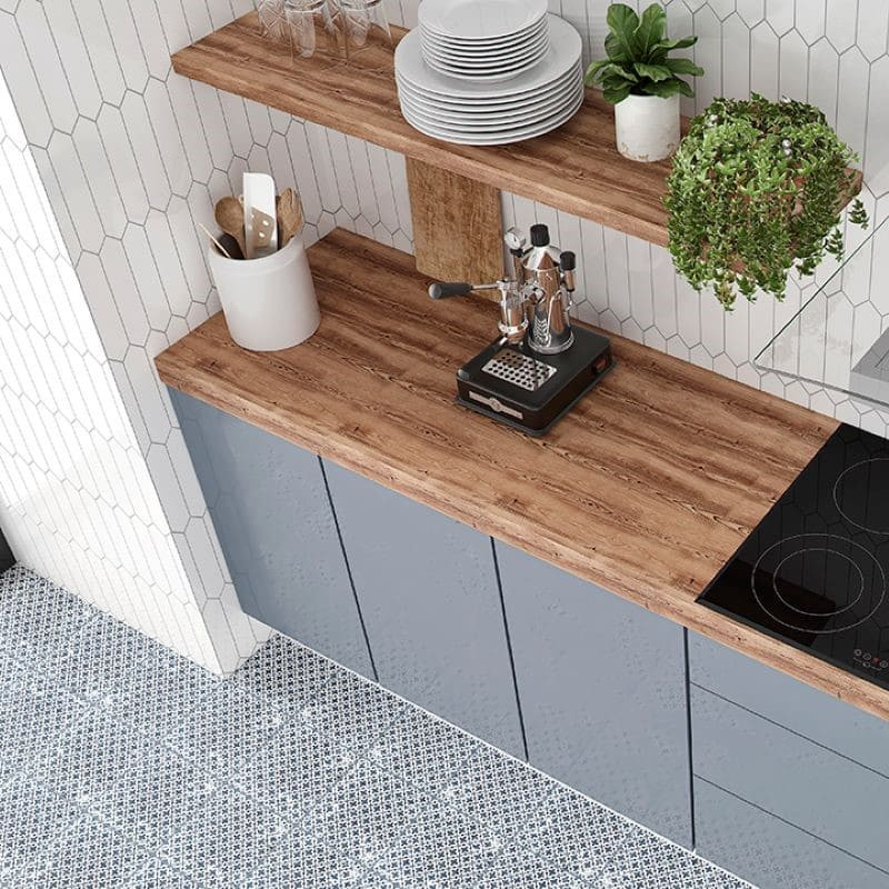 sol-cuisine-moderne-carrelage-aspect-carreau-de-ciment-20x20-motif-petites-fleurs-bleues