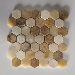 mosaique-hexagonale-5x5.5-cm-en-pierre-naturelle-couleur-blanc-beige-mix-assemblee-sur-trame-de-30x30-traitement-aspect-mouillé