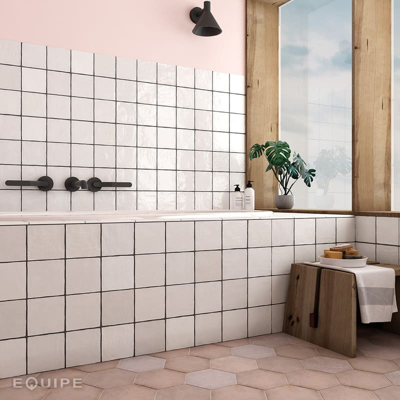 Carrelage-mural-salle-de-bains-La-Riviera-white-13.2x13.2-blanc-brillant-aux-murs-salle-de-bains