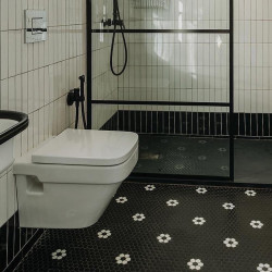 mosaique-hexagonale-sur-trame-sol-salle-de-bain-flores-negro-25x25